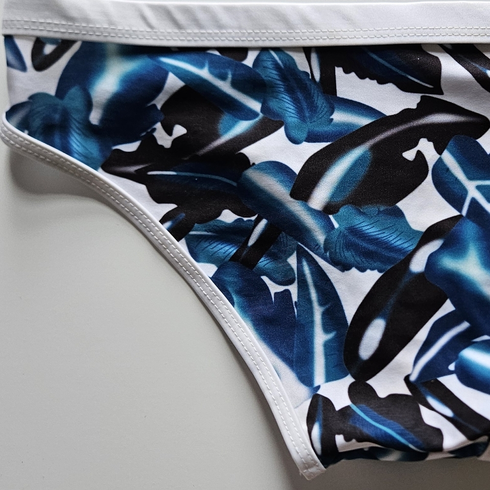 BIKINI - Picture 8 of 9